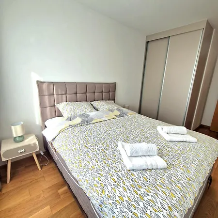 Komfort 33, Near Sarajevo Airport & Free Parking Apartman *